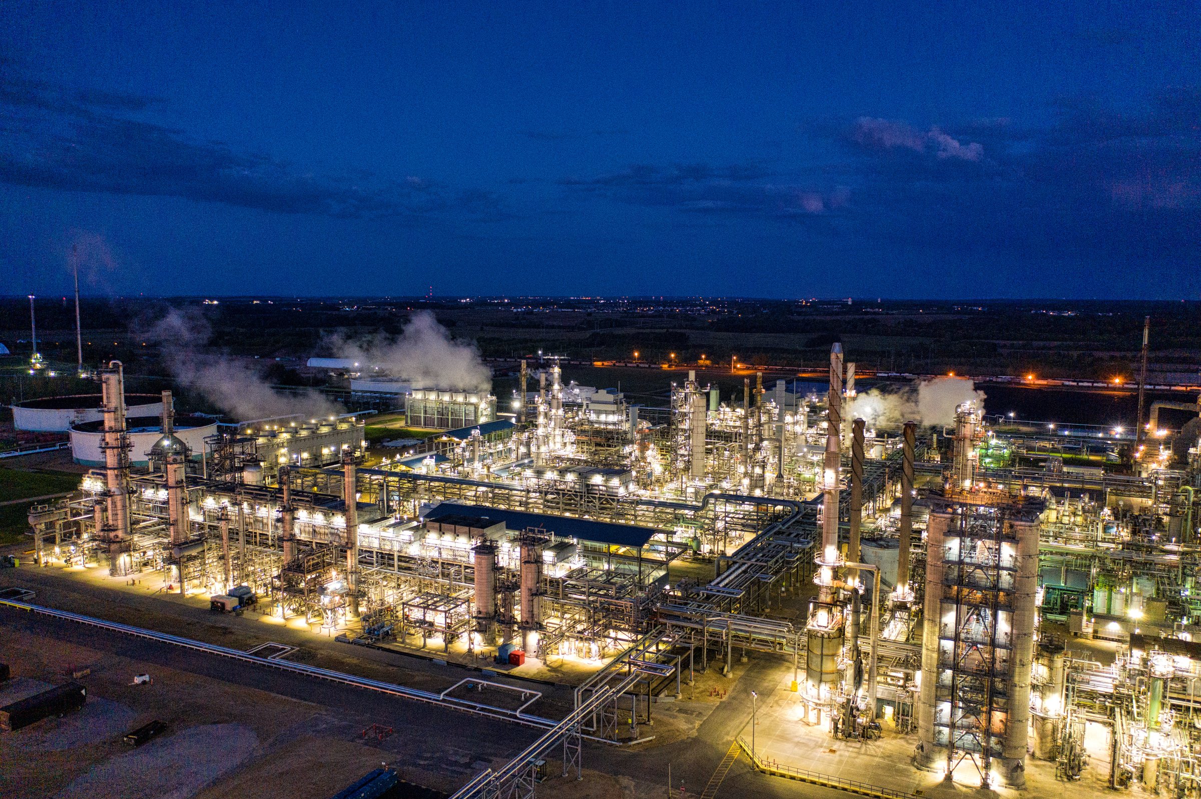 Промышленный нефтегазовый объект ночью